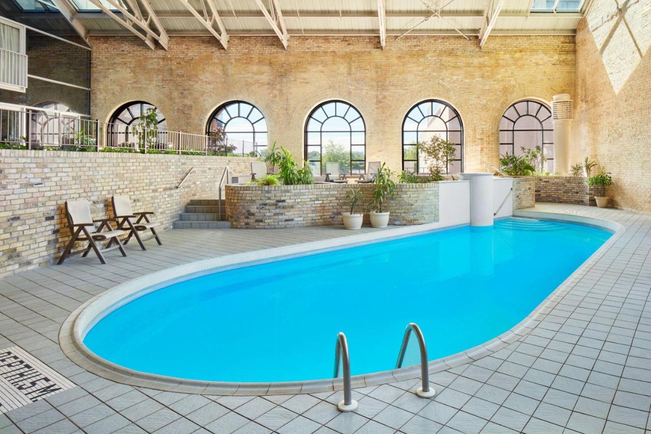 Delta Hotels By Marriott London Armouries Bagian luar foto
